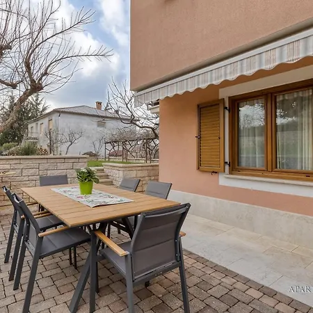 Nina Apartament *